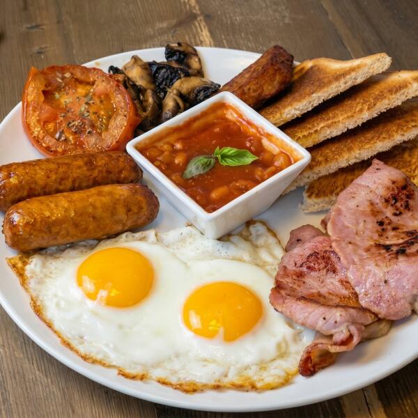 El Mejor Desayuno Ingl&eacute;s en Benidorm: Sabor Brit&aacute;nico Frente al Mar